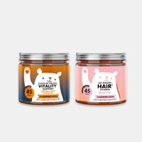 Bild der zwei Dosen mit jeweils 45 Stück des Catch Of The Day Vitality* Support Omega 3 DHA Algae Oil und Ah-mazing Hair* Vitamin Biotin von Bears with Benefits in Gummibärchenform (zuckerfrei, vegan), entwickelt zur Ergänzung der täglichen Beauty-Routine mit DHA aus Mikroalgenöl (Omega-3), Vitamin C sowie Biotin, Zink und ausgewählten Vitaminen für Haare, Haut & Nägel*.
